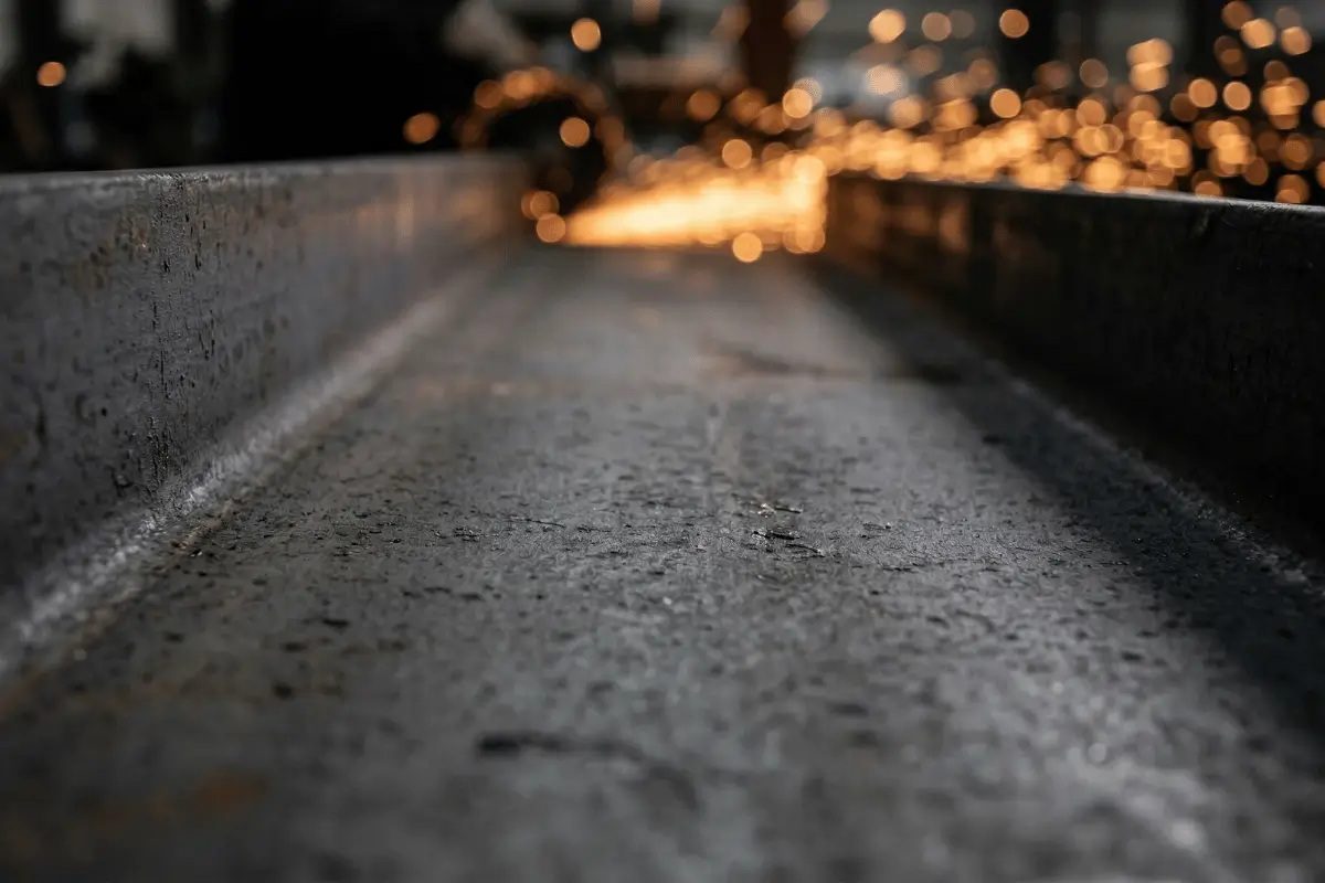 Textura de chapa de aço carbono bruto de alta densidade. Matéria-prima utilizada pela SAG para montagens industriais pesadas e estruturas metálicas robustas.